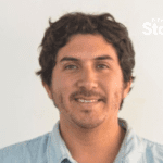 Foto de Emilio Hernández mirando de frente.