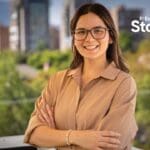 Alejandra Pérez Faría de frente con logo de El Ecosistema Startup