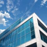 Edificio moderno de oficinas en Vizcaya con cielo despejado