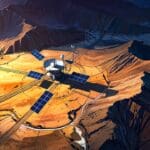 Imagen satelital de instalaciones mineras en un paisaje desértico y montañoso