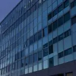 Moderno edificio de oficinas tecnológicas iluminado al anochecer