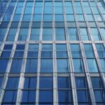 Exterior moderno de un edificio de tecnología en Nueva York con cielo despejado