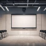 Sala de conferencias moderna con pantallas mostrando gráficos de energía sostenible