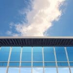 Edificios modernos de Silicon Valley con cielo despejado al fondo