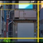 Primer plano de un dispositivo tecnológico innovador sobre un fondo urbano desenfocado