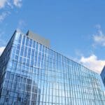 Edificios modernos con diseño arquitectónico innovador contrastando con un cielo despejado