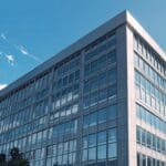 Edificio moderno de oficinas tecnológicas con cielos despejados