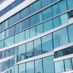 Edificio moderno con fachada de vidrio representando innovación tecnológica