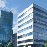 Vista moderna de un edificio corporativo de tecnología en un entorno urbano contemporáneo