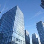 Edificios modernos de una ciudad tecnológica al amanecer con cielo despejado