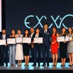Representantes de GuardedBox recibiendo el premio Emprende XXI en una ceremonia con otros emprendedores.