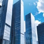 Edificios modernos de tecnología con cielo despejado y ambiente corporativo