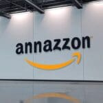 Oficina moderna con logotipo de Amazon en la pared y tecnología de vanguardia en primer plano