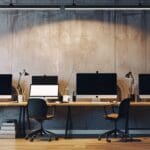 Espacio moderno de trabajo con dispositivos tecnológicos y tableros de ideas