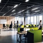 Oficinas modernas con equipos tecnológicos y pantallas innovadoras en Madrid.