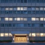 Edificio moderno con servidores y tecnología avanzada