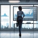 Oficina moderna con pantallas digitales mostrando gráficos empresariales