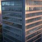 Vista aérea de un moderno edificio de oficinas en el centro de una ciudad tecnológica al amanecer