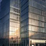 Edificio de oficinas modernas en Madrid con enfoque tecnológico y entorno innovador al atardecer.