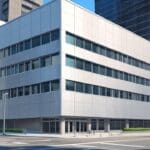 Edificio moderno con servidores y tecnología en el centro de datos.