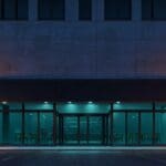 Edificio moderno con arquitectura innovadora y luces LED en un entorno urbano nocturno