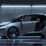 Silueta de un automóvil eléctrico moderno en un entorno futurista y tecnológico