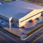 Vista aérea de un centro logístico contemporáneo al amanecer.