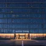 Edificio moderno con tecnología de punta y diseño arquitectónico innovador al amanecer