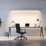 Escritorio moderno en una oficina minimalista con luz natural fluida