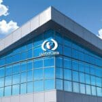 Edificio moderno con logotipo de tecnología alimentaria sobre un cielo azul claro.