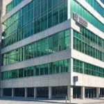 Moderno edificio de oficinas sostenibles con elementos verdes y paneles solares