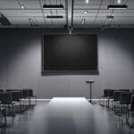 Sala de conferencias moderna con pantallas mostrando tecnología innovadora