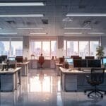 Panorámica de una moderna oficina tecnológica con pantallas y equipos, en un ambiente profesional.