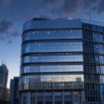 Edificio moderno en Buenos Aires con un enfoque en tecnología e innovación al amanecer