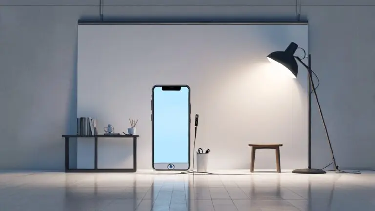 Close-up de una lupa moderna junto a un dispositivo móvil en un entorno minimalista