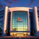 Edificio moderno de oficinas con un logotipo bancario al atardecer