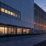 Exterior moderno de un centro de convenciones con arquitectura vanguardista al amanecer