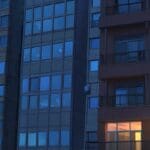 Edificios modernos iluminados al anochecer en un entorno urbano tecnológico