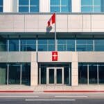 Fachada moderna de oficina tecnológica con bandera peruana