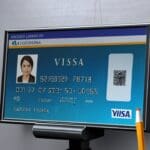 Interfaz digital moderna mostrando opciones de visa en una pantalla de computadora
