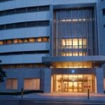 Un edificio corporativo con cámaras de seguridad modernas al anochecer.