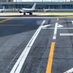 Aviones en una pista de aeropuerto moderno con fondo urbano