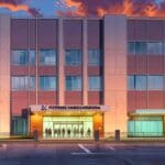 Edificio moderno del Instituto Nacional de Migración al amanecer