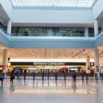 Centro comercial contemporáneo con ambiente tecnológico en un día soleado.