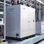 Vista detallada de una batería de litio-azufre en un entorno de laboratorio tecnológico moderno y limpio