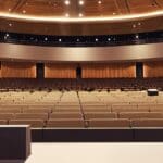 Vista de un centro de conferencias moderno con un auditorio lleno.