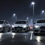 Subasta de vehículos en un moderno centro de remates, enfoque en autos ordenados y luces brillantes