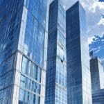 Edificios modernos y tecnológicos en una ciudad con cielo despejado