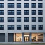 Edificio moderno de una empresa tecnológica con pantallas digitales.