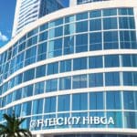 Edificio moderno de oficinas en Miami, simbolizando el auge fintech, en un día soleado.